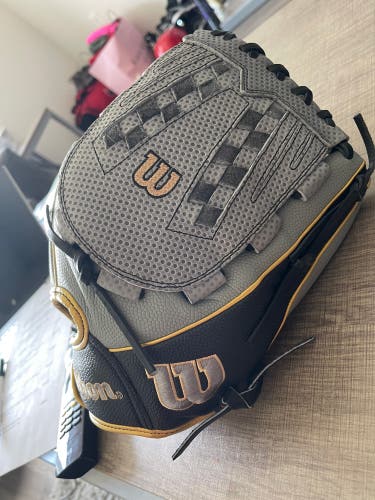 New Pitcher's/ Outfielder’s 12.5" A2000 Softball Glove