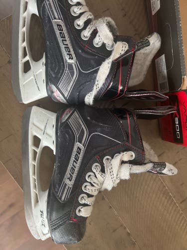 Used Bauer Regular Width Size 10 Vapor X300 Hockey Skates