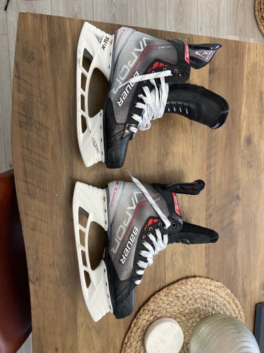 New Bauer Regular Width Pro Stock Size 8.5 Vapor Hyperlite Hockey Skates