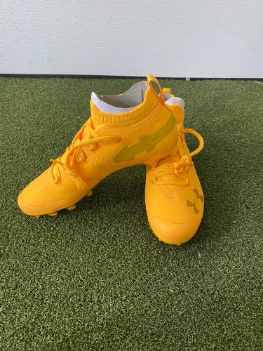 Brand New Yellow Men's Molded Cleats Low Cut Spotlight MC