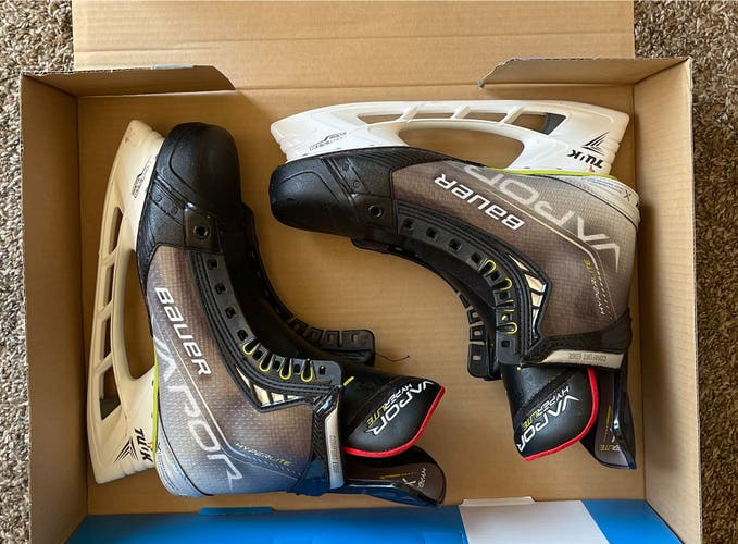 Used Bauer  Size 9.5 Vapor Hyperlite Hockey Skates
