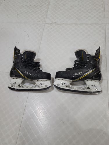 Junior Used CCM Super Tacks AS1 Hockey Skates Regular Width Size 5.5