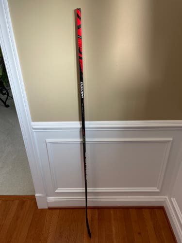 (1)Senior Right Handed P92 Vapor FlyLite Hockey Stick