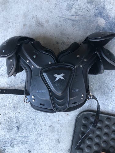 Youth Medium Xenith Flyte Shoulder Pads