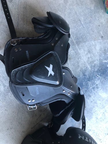 Youth Medium Xenith Flyte Shoulder Pads