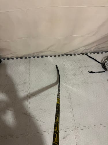 Junior Right Handed   Supreme 2S Pro Hockey Stick