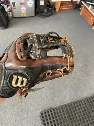 Used Wilson Right Hand Throw Infield A2000 Baseball Glove 11.25"