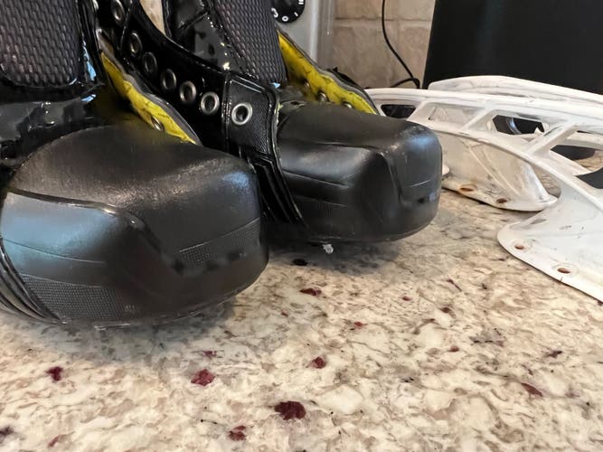 Used Bauer Regular Width  Size 7.5 Supreme S37 Hockey Skates With NO Runners