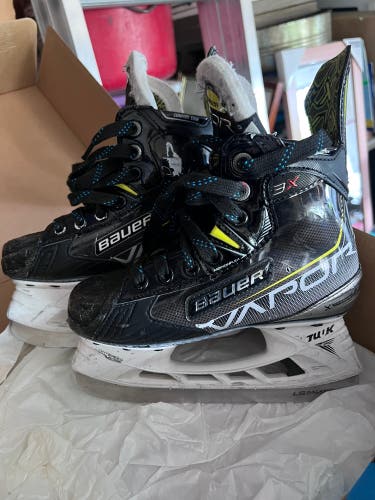 Bauer 3X vapor hockey skates. Size 1 youth