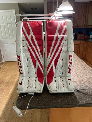 29" CCM  Extreme flex 4.9 Goalie Leg Pads
