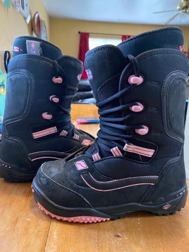 Vans Pink And Black Size 7.0 (Women's 8.0) All Mountain World traveler Snowboard Boots