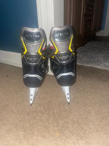 Used CCM Regular Width Size 7.5 Super Tacks AS1 Hockey Skates