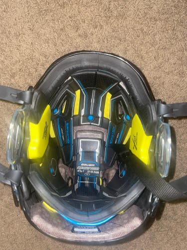 New Small Bauer Re-Akt 200 Helmet