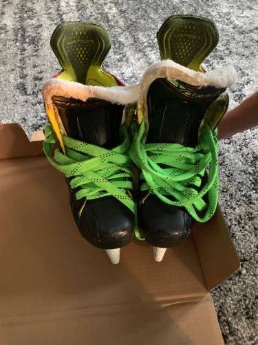 Used Bauer Regular Width  Size 4 Vapor X2.9 Hockey Skates