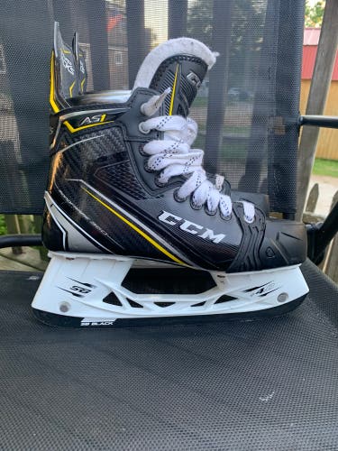 New CCM Regular Width  Size 8 Super Tacks AS1 Hockey Skates
