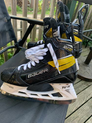 New Bauer Wide Width  Size 8 Supreme UltraSonic Hockey Skates