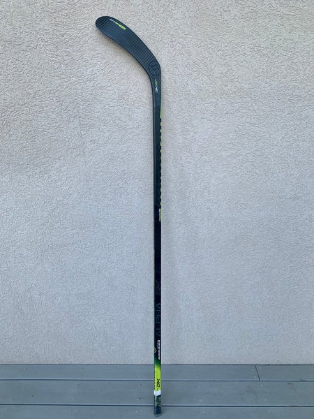 Senior Right Handed P28 Alpha DX Hockey Stick