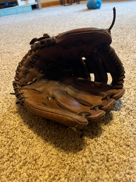 Used Right Hand Throw 11.75" A800 Baseball Glove