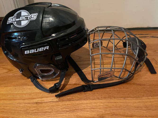 Used Medium Bauer Re-Akt 75 Helmet With Cage