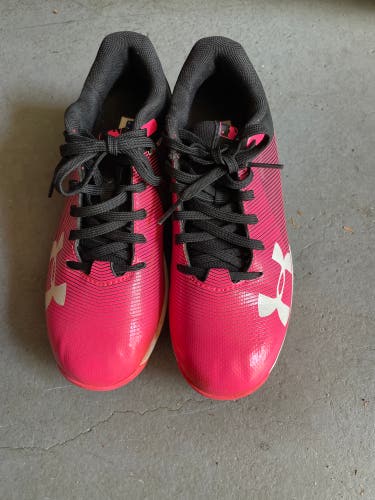 Under Armor softball cleats 2Y