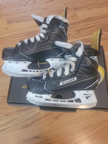 Youth Used Bauer Supreme 160 Hockey Skates Regular Width Size 13.5