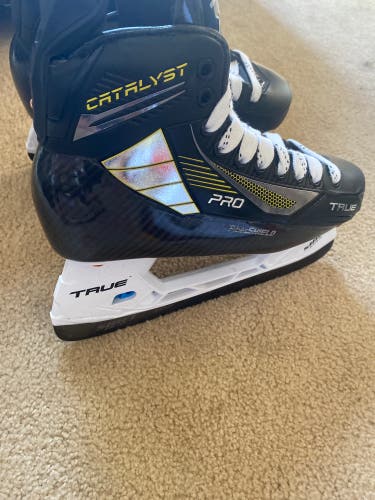 New True Regular Width Size 8.5 Hockey Skates