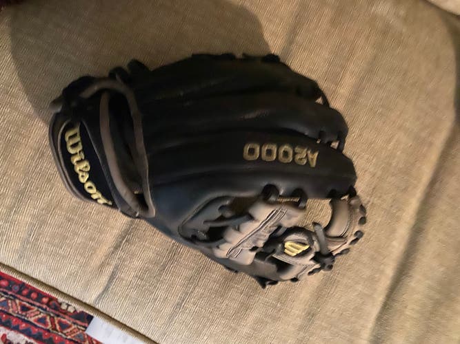 Used Right Hand Throw Wilson Infield A2000 Baseball Glove