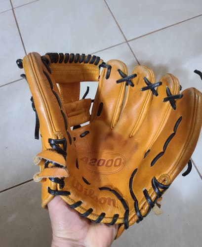 Used Right Hand Throw Wilson Infield A2000 Baseball Glove 11.5"