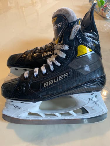 Used Bauer Regular Width Size 2 Supreme 3S Pro Hockey Skates