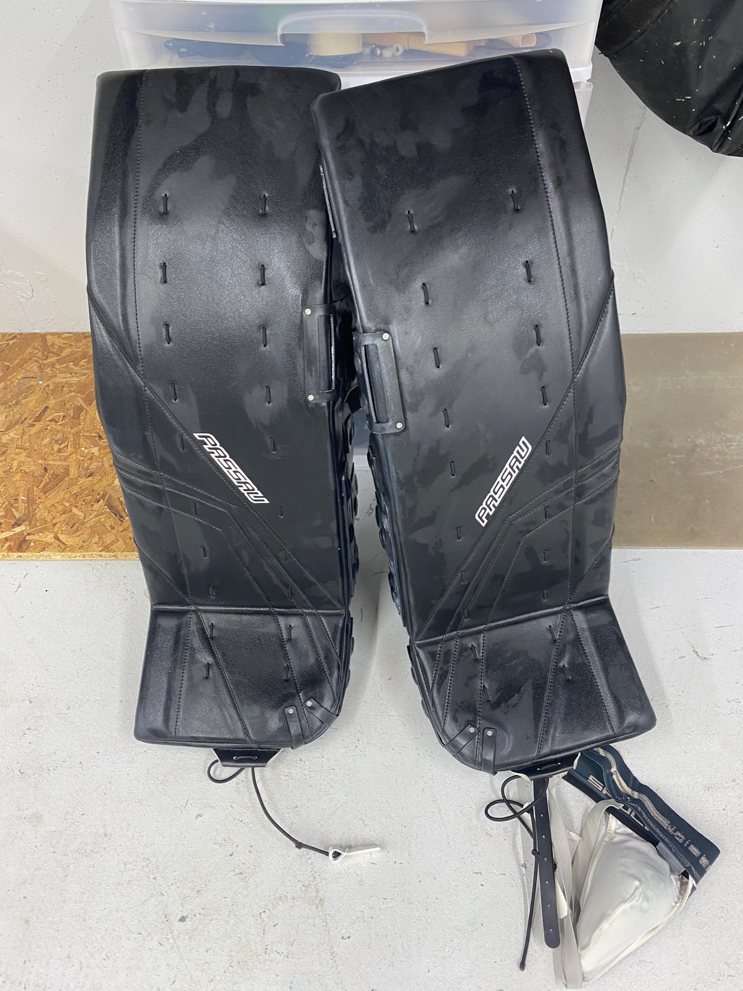 Passau Ball Hockey Black Goalie Leg Pads 34 + 2 with Sliders Free ...