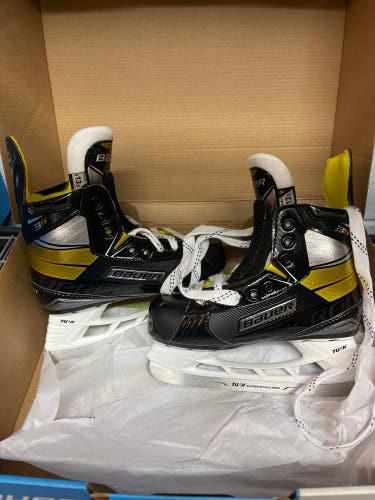 New Bauer Regular Width  Size 13.5 Supreme 3S Hockey Skates
