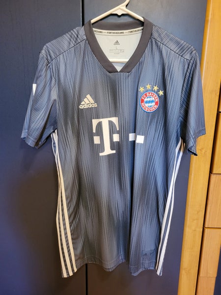 Used Size L 18/19 Adidas Bayern Munich Alternate Replica Jersey- #11 James