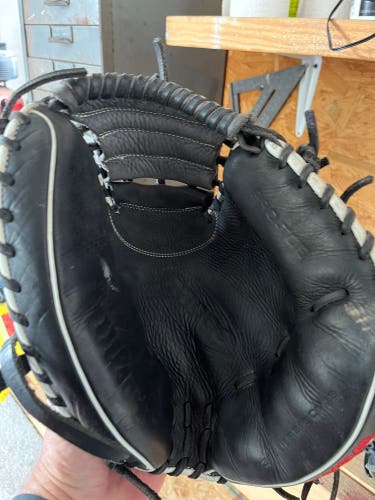 Right Hand Throw 33" A1000 Catcher's Glove