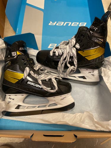 Used Bauer  Size 5.5 Supreme UltraSonic Hockey Skates