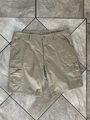 Backbone Khaki Cargo Shorts. 40 Waist---------------NWOT!