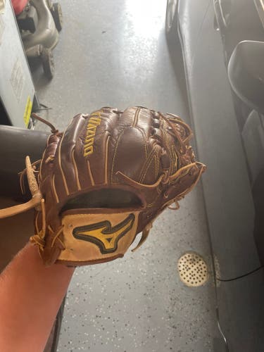 Used Pitcher's 11.5" Classic Pro Soft Baseball Glove