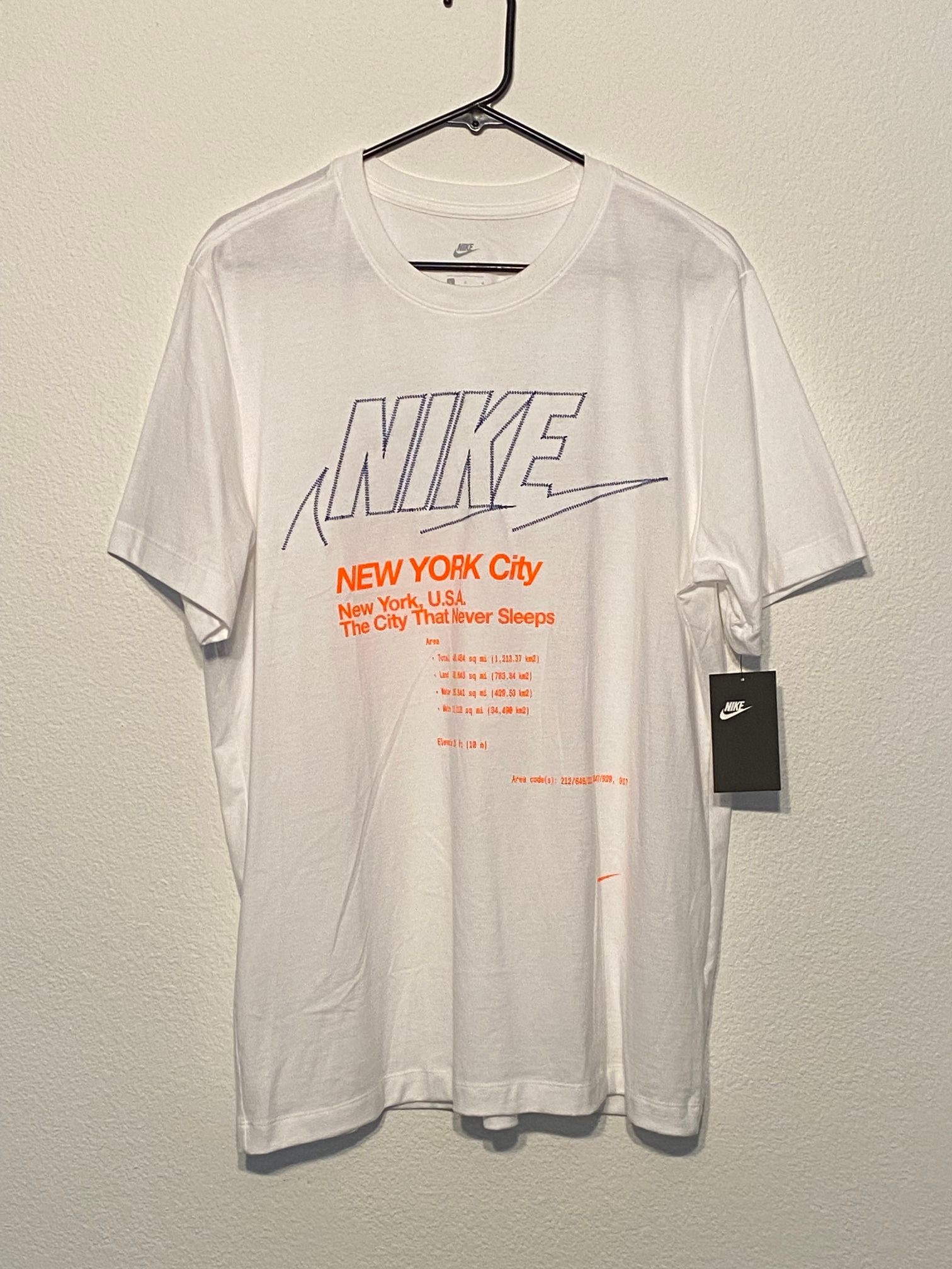 NIKE Sportswear NYC "The City That Never Sleeps" Men's Size L White T Shirt New