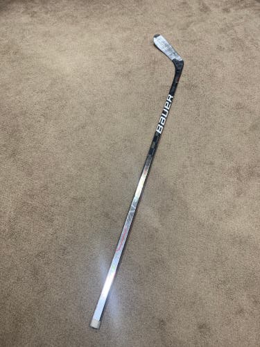 Senior Left Hand  P28 70 Flex Vapor Hyperlite Hockey Stick