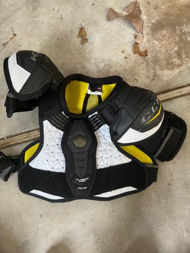 Junior Medium CCM Tacks Classic Pro Shoulder Pads