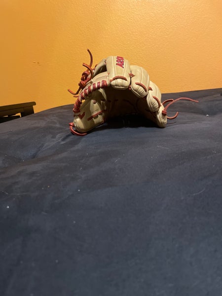 Used Wilson Right Hand Throw Infield A2000 Baseball Glove 11.75"