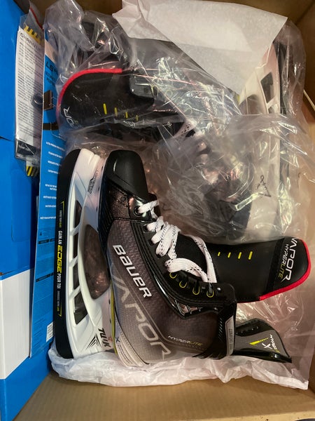 Senior New Bauer Vapor Hyperlite Hockey Skates Size 8