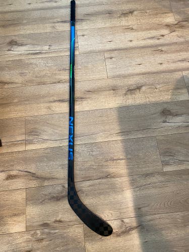 Junior Right Handed P28 Nexus Geo Hockey Stick