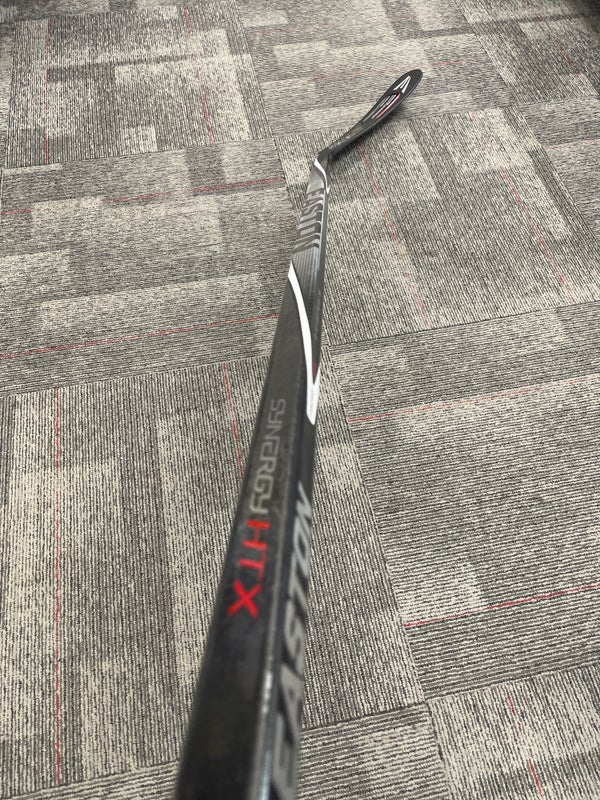 Easton V9 Grip Composite Hockey Stick Junior (Right, E36) : :  Sports, Fitness & Outdoors