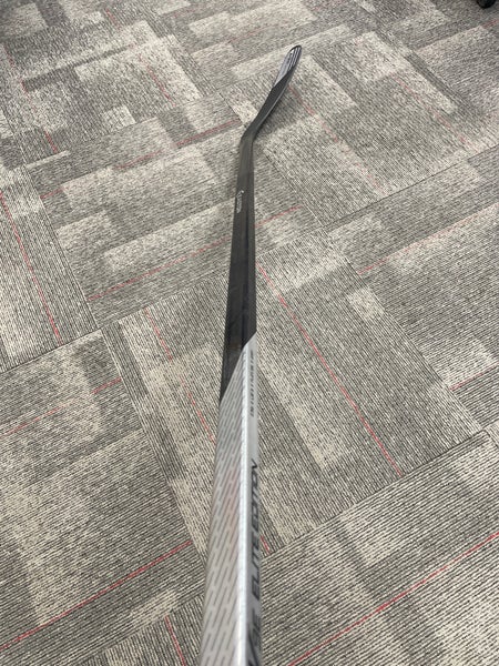 Easton V9 Grip Composite Hockey Stick Junior (Right, E36) :