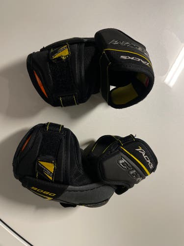 Used Large CCM Tacks 9080 Elbow Pads