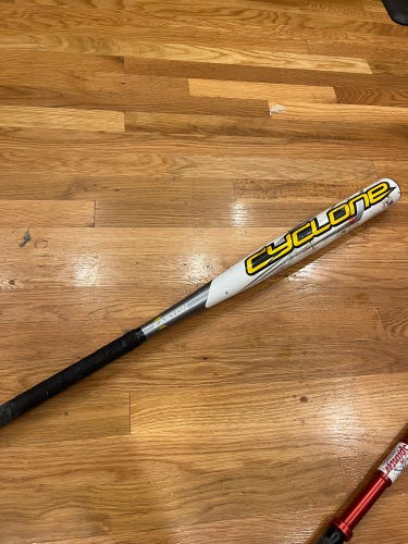 Easton cyclone Softball Bat 30 oz 34"