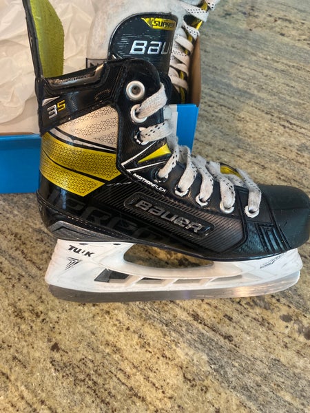 Used Bauer Regular Width Size 2.5 Supreme 3S Hockey Skates