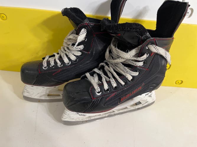 Used Bauer Regular Width Size 2 Vapor X500 Hockey Skates