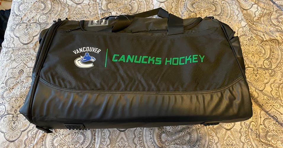 **LAST ONE** Vancouver Canucks NHL Hockey team issued coaches/ duffle bag