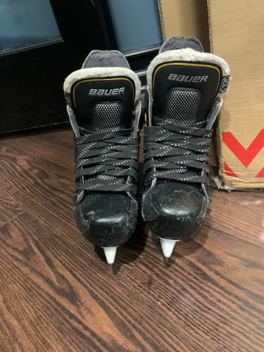 Used Bauer Supreme One.6 Regular Width Size 10 Youth Hockey Skates